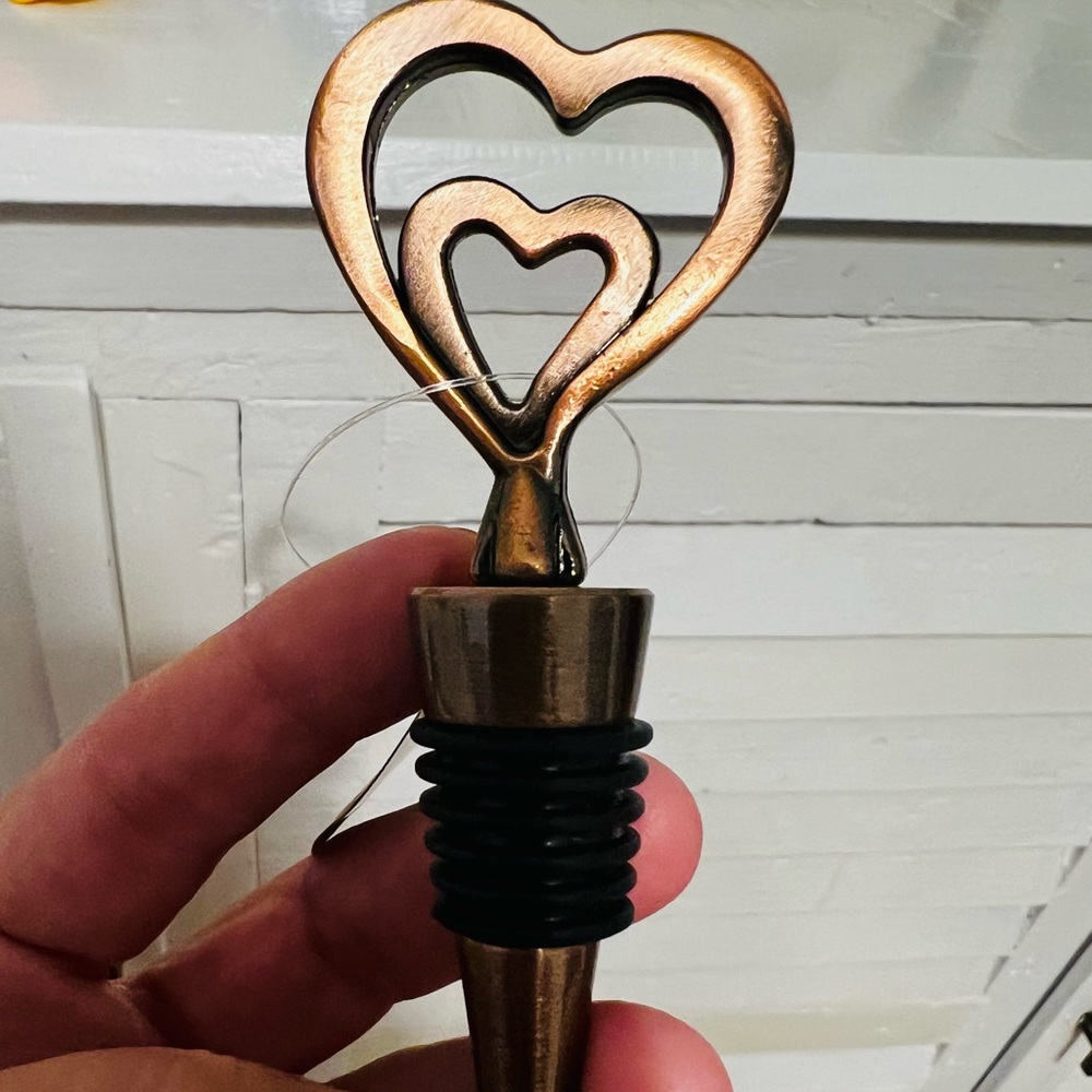 Wedding favors. Wine stopper heart shaped and bronze keys with note cards